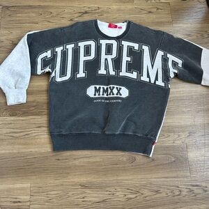 GREY SUPREME CREWNECK